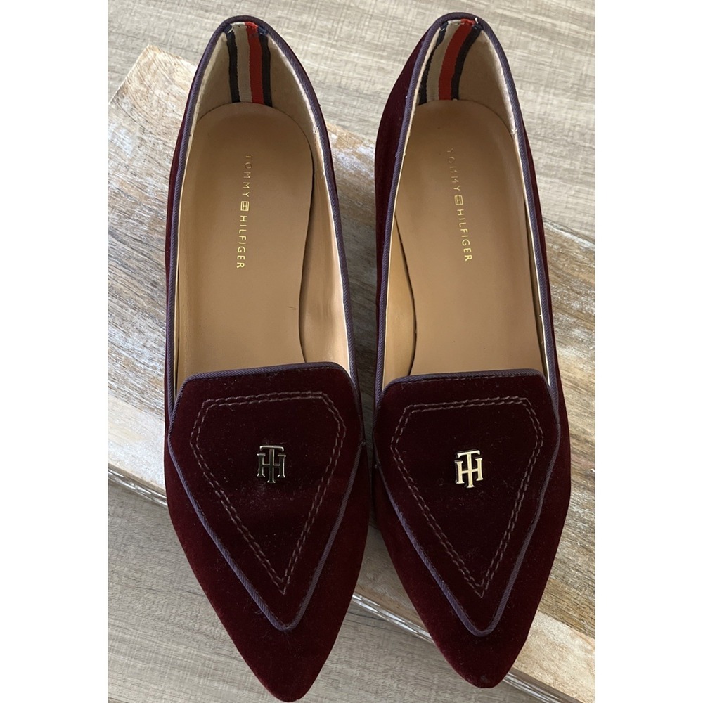 TOMMY HILFIGER Womens Loafers 7 M Flats Harvard Wine Velvet Pointed Toe Preppy
